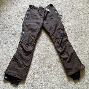 Mountain hardware ski pants. Lightly used. Brown, well insulated.